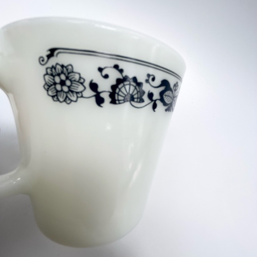 Pyrex cup. - Picture 9 of 13